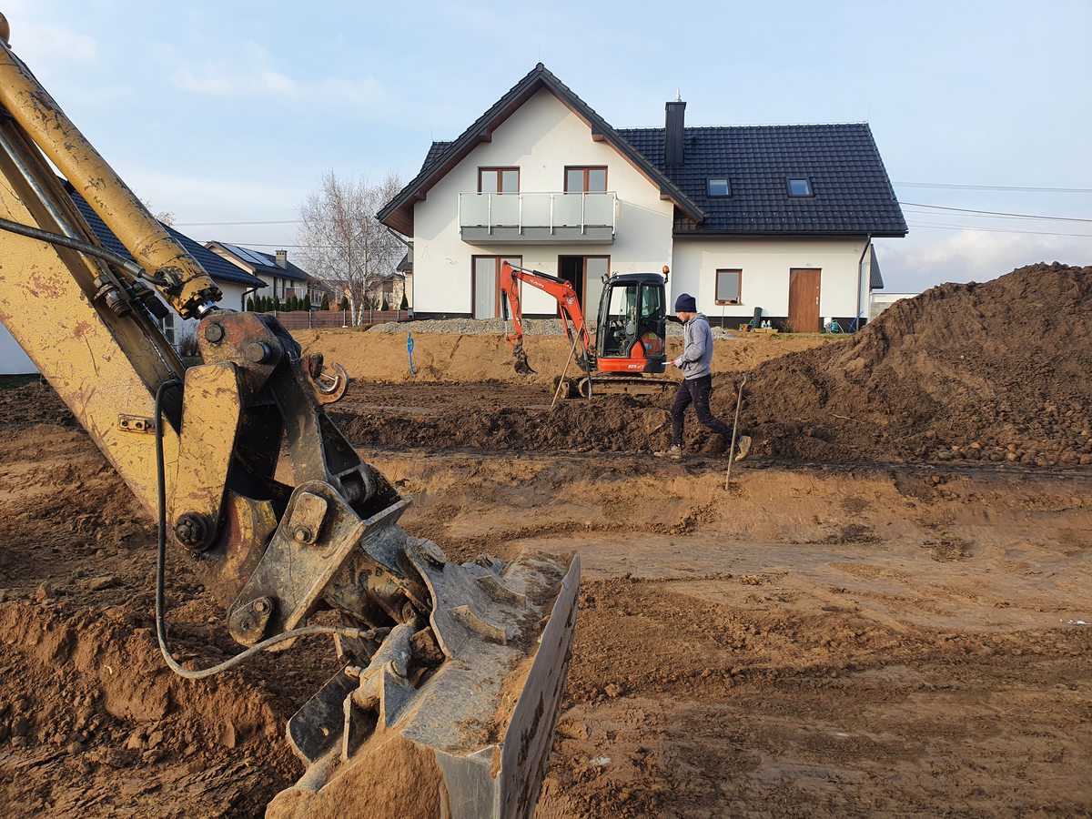 Koparki podczas prac ziemnych przy domu