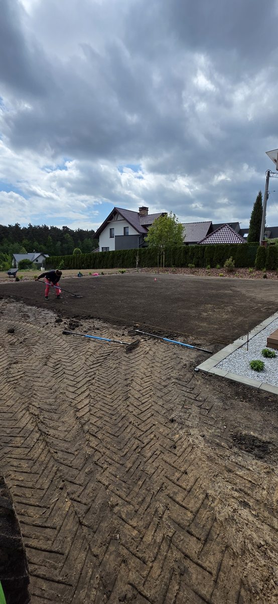 Wyrównanie terenu pod nowy trawnik