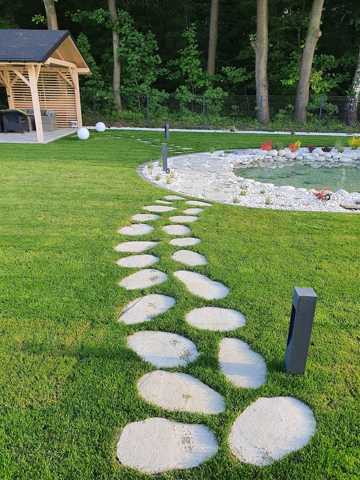 Zakładanie trawnika z rolki